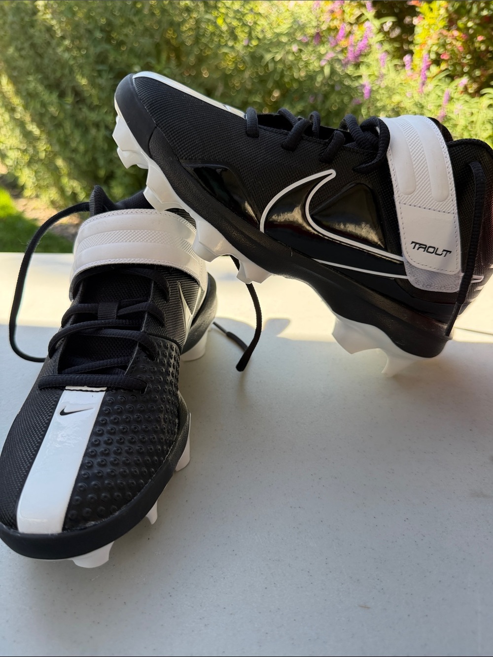 Nike Kids Black and White Baseball Cleats with Strap